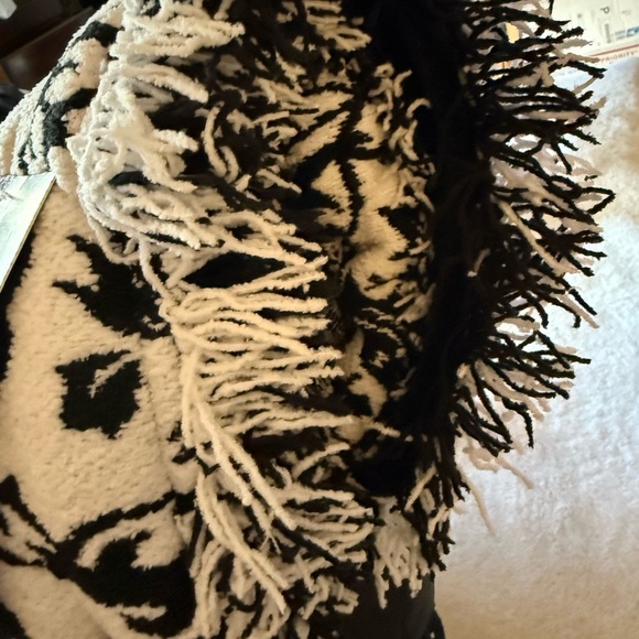 Cynthia Rowley Black and White Jacquard Knit Blanket - Picture 6 of 12